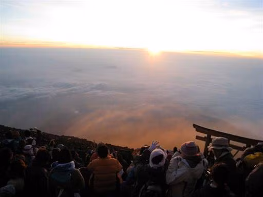 Tất cả 61 thành viên đều đặt chân lên đỉnh núi, được ngắm hoàng hôn, trăng rằm đầy sao và bình minh trên đỉnh Phú Sỹ…