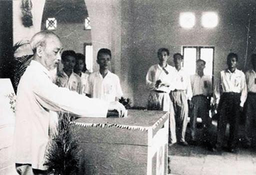 Chủ tịch Hồ Chí Minh đã cùng hàng chục vạn cử tri đi làm nghĩa vụ công dân tại đâu?