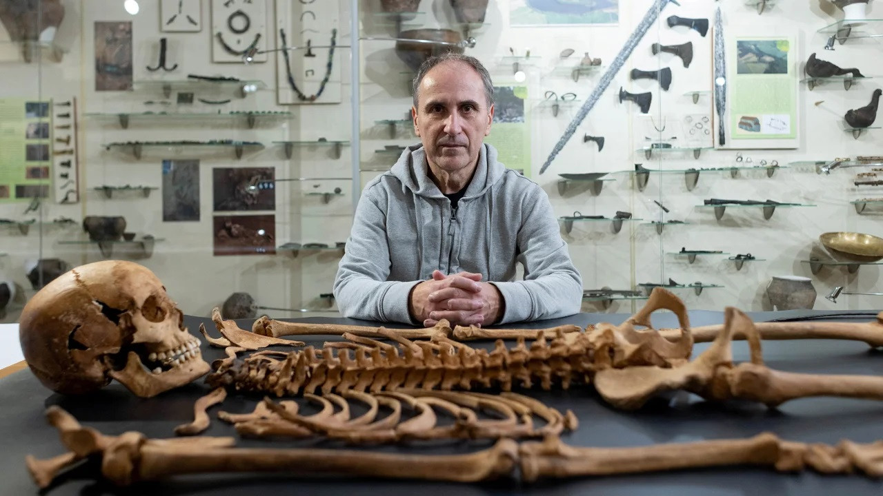 Nhà khảo cổ học Dariusz Polinski chụp ảnh bên hài cốt của một người phụ nữ được tìm thấy tại nghĩa trang thế kỷ 17 dành cho những người bị từ chối. (Ảnh: Lukasz Glowala/Reuters) Nhà khảo cổ học Dariusz Polinski chụp ảnh bên hài cốt của một người phụ nữ được tìm thấy tại nghĩa trang thế kỷ 17 dành cho những người bị từ chối. (Ảnh: Lukasz Glowala/Reuters)