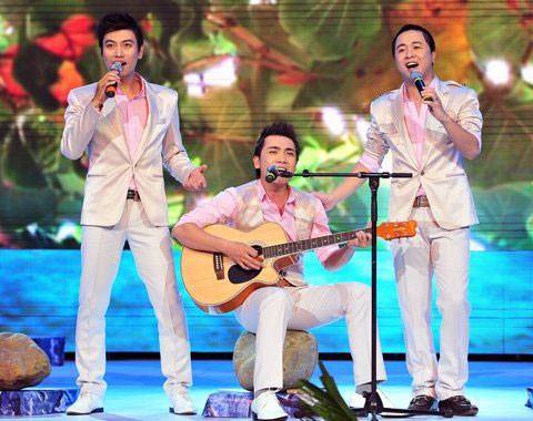 Nhóm Artista: Hoàng Hải - Đức Quang - Hoàng Hải Đăng đã gây bất ngờ với ca khúc "Cảm ơn cuộc đời". Nhóm Artista: Hoàng Hải - Đức Quang - Hoàng Hải Đăng đã gây bất ngờ với ca khúc