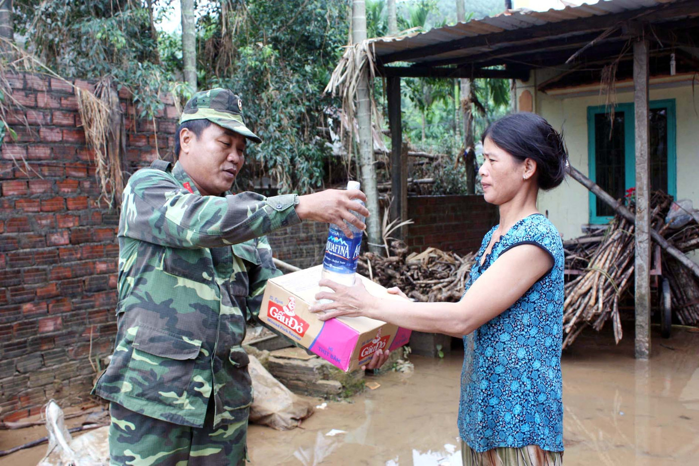 Và chia sẻ khó khăn với người dân vùng lũ