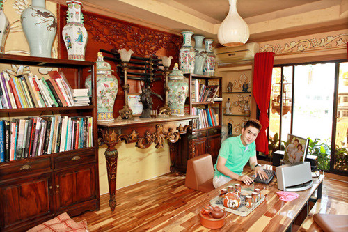 Phòng làm việc của anh khá rộng rãi, đây cũng là nơi anh tiếp đón bạn bè, cũng như bàn bạc cùng ê-kíp thực hiện các dự án âm nhạc của mình