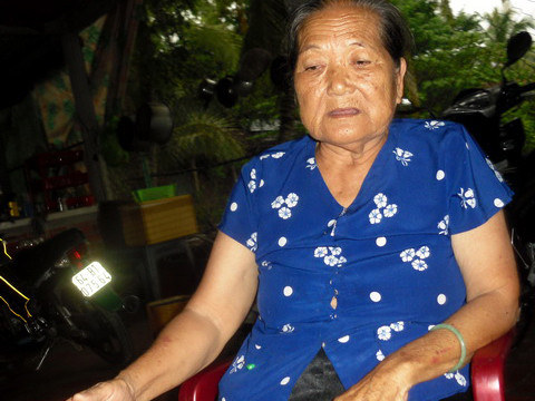 Bà Trần Thị Đậm, ngoại của chị Thu cho biết, hơn tháng nay cũng không liên lạc được với chị này. Theo bà cụ 76 tuổi, cha mẹ ly hôn nên chị Thu về ở với bà từ lúc 3 tuổi. Nửa năm trước, Thu nói ông Phong đang làm thủ tục ly dị vợ nên quen nhưng chờ mãi mà không thấy kết quả