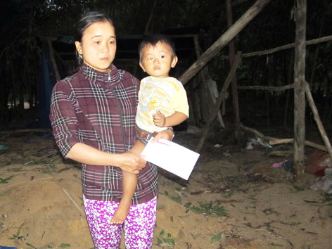 Mẹ con chị Nguyễn Thị Vân trước căn lều tối om bên bìa rừng. Mẹ con chị Nguyễn Thị Vân trước căn lều tối om bên bìa rừng