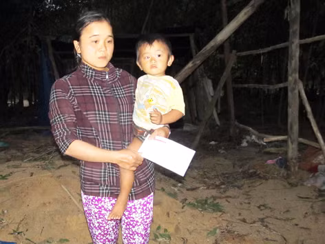 Mẹ con chị Nguyễn Thị Vân trước căn lều tối om bên bìa rừng