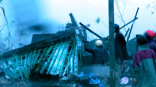 Nhà dân bị gió lốc làm tốc mái, sập ở xã Quảng Sơn, huyện Quảng Trạch - Ảnh do cán bộ UBND huyện Quảng Trạch cung cấp