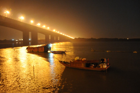 Những chiếc thuyền liên tục quần đảo, thả câu để tìm kiếm thi thể nạn nhân