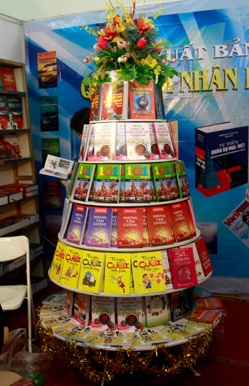 Nhiều hình tháp được dựng từ sách