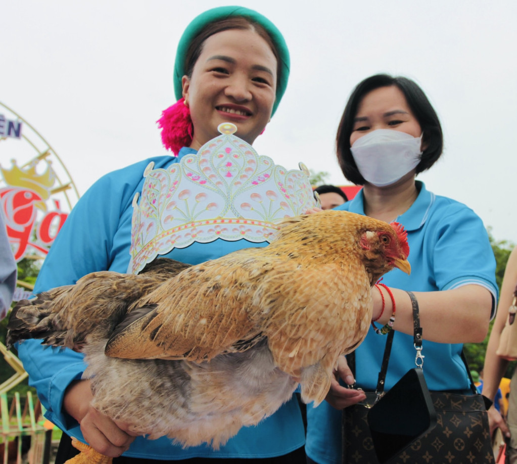 Hoa hậu gà thuộc về gà của đội xã Đại Dực. Hoa hậu gà thuộc về gà của đội xã Đại Dực.