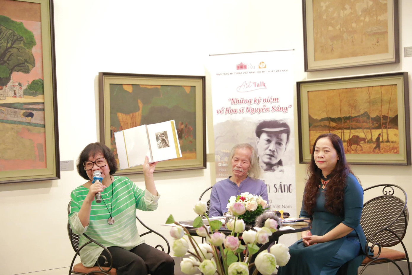 Từ trái qua: Họa sĩ Đặng Thị Khuê, họa sĩ Lương Xuân Đoàn trong một buổi tọa đàm về “cụ Sáng”.