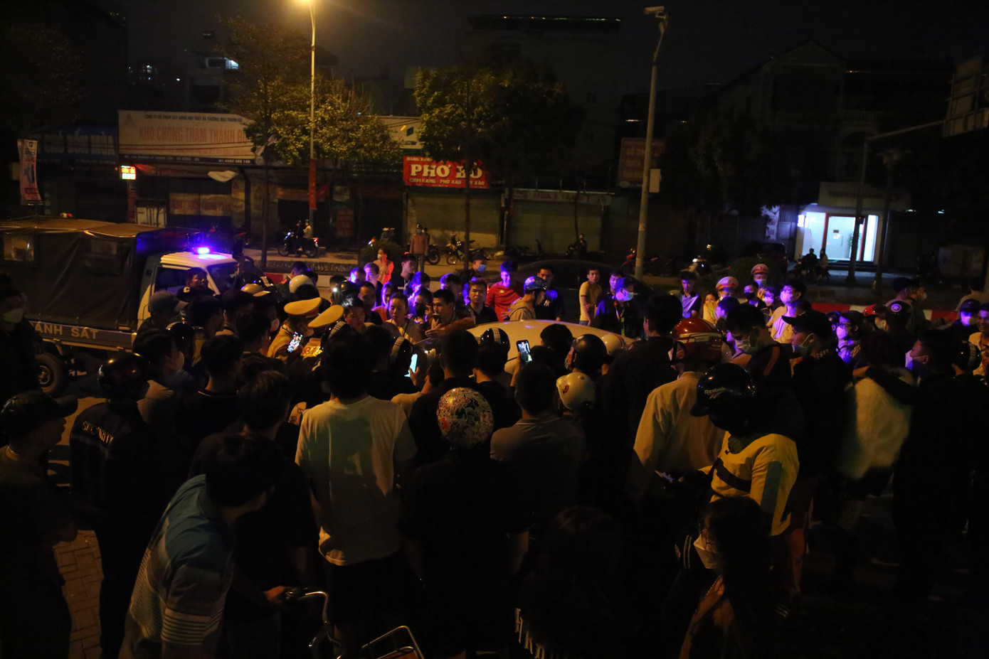 Rất đông người dân theo dõi sự việc.