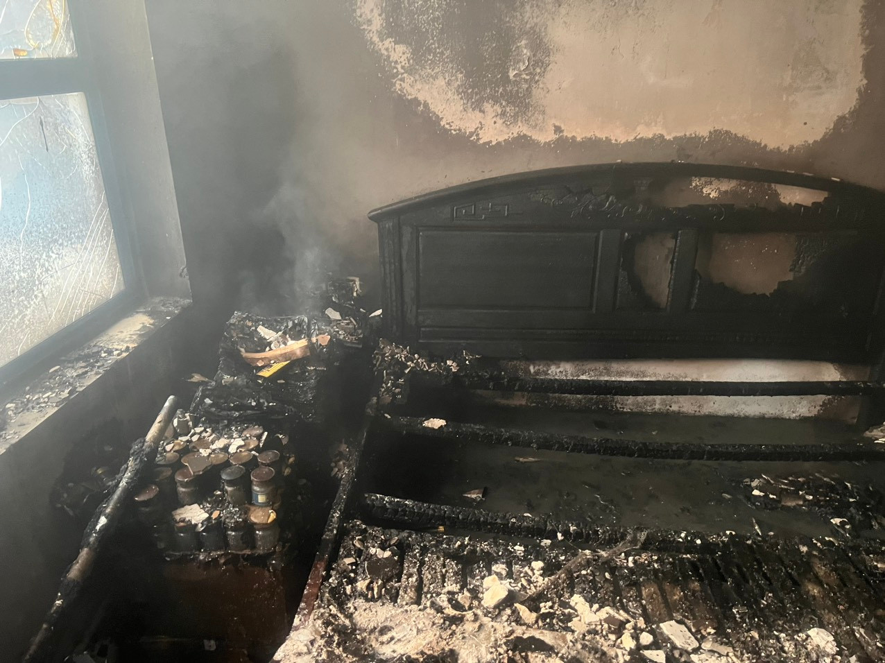 Giường trong phòng ngủ bị cháy rụi. Giường trong phòng ngủ bị cháy rụi.