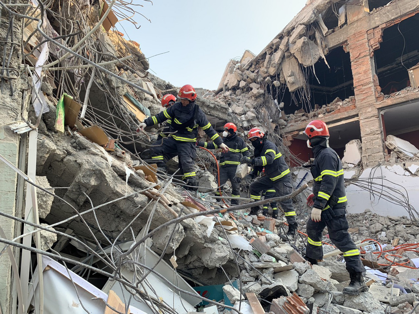 Đoàn cứu nạn, cứu hộ tìm kiếm các nạn nhân mất tích.