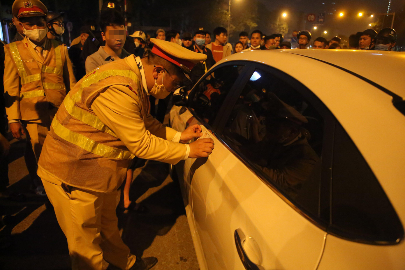 Tổ công tác kiên quyết lập biên bản sau 3 tiếng tài xế chây ì.