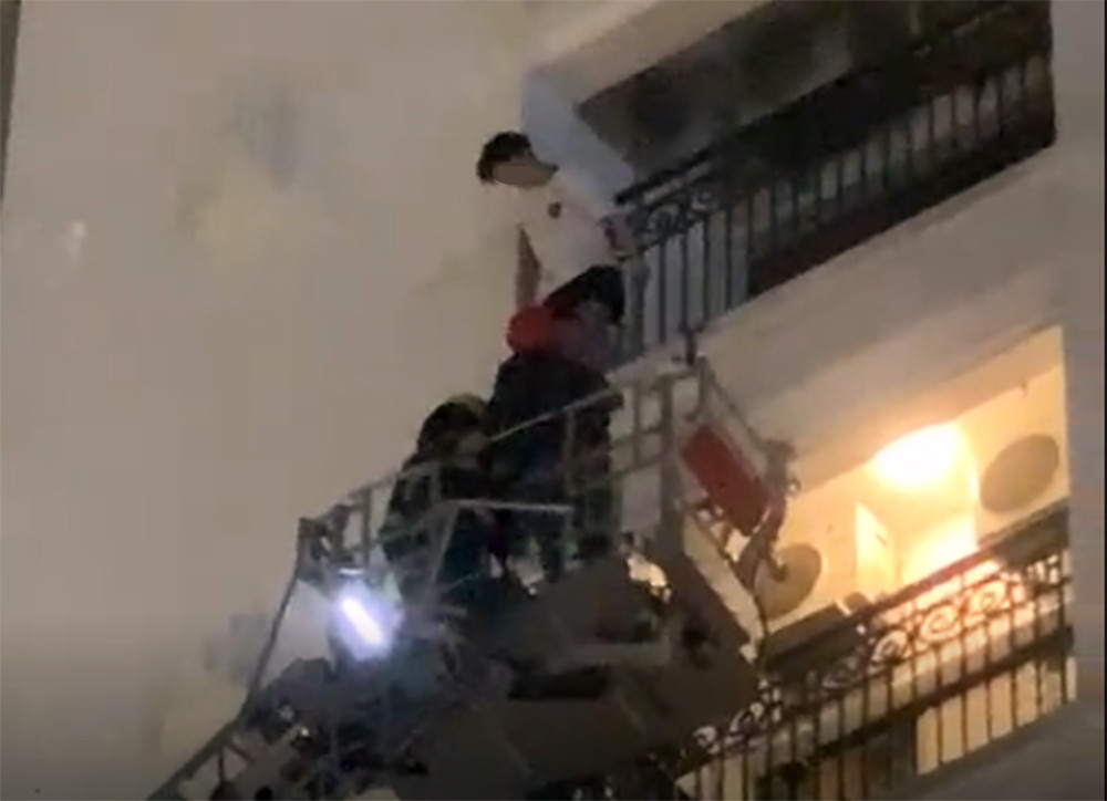 Nam thanh niên đứng ngoài ban công tầng 8 chung cư. Nam thanh niên đứng ngoài ban công tầng 8 chung cư.