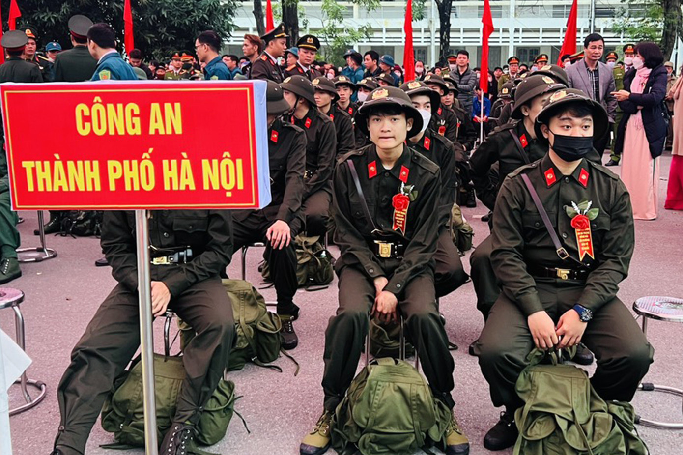 Năm 2023, tỷ lệ công dân tự nguyện viết đơn lên đường nhập ngũ và có trình độ văn hóa cao. Cụ thể, TP Hà Nội có 20,9% công dân có trình độ cao đẳng, đại học; 998 công dân (đạt 28%) tình nguyện viết đơn nhập ngũ; chỉ đạo 1.294 đoàn viên ưu tú được lựa chọn từ cơ sở tham gia lớp bồi dưỡng đối tượng đảng.