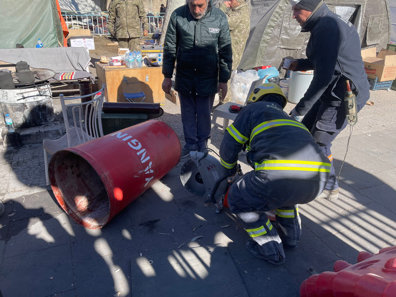 Cán bộ cứu hộ Việt Nam "chế" bếp củi từ thùng phuy cũ.