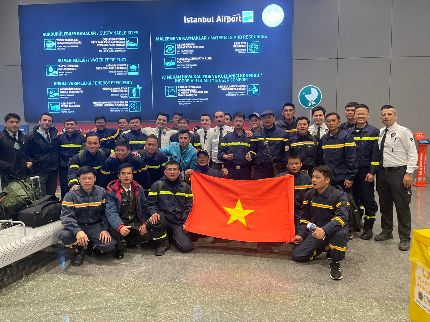 Đoàn cứu nạn, cứu hộ từ sân bay Thổ Nhĩ Kỳ trở về nước. Đoàn cứu nạn, cứu hộ từ sân bay Thổ Nhĩ Kỳ trở về nước.