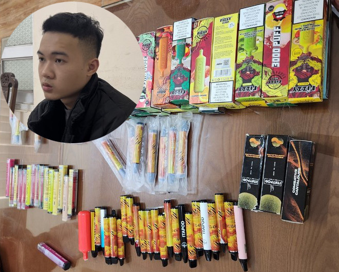 Duy cùng số thuốc lá điện tử thu giữ.