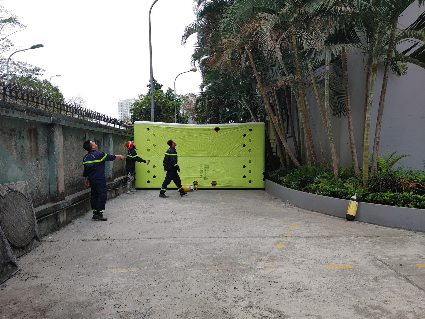 Đệm hơi được bơm dưới chân tòa chung cư. Đệm hơi được bơm dưới chân tòa chung cư.