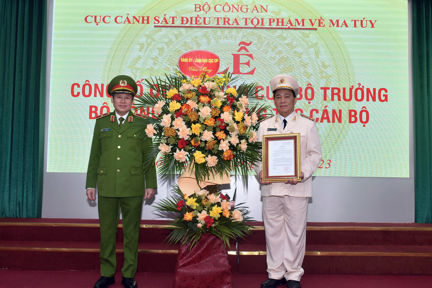 Thừa ủy quyền của lãnh đạo Bộ Công an, Thiếu tướng Nguyễn Văn Viện trao Quyết định điều động và bổ nhiệm Đại tá Huỳnh Thới An giữ chức vụ Phó Cục trưởng C04.