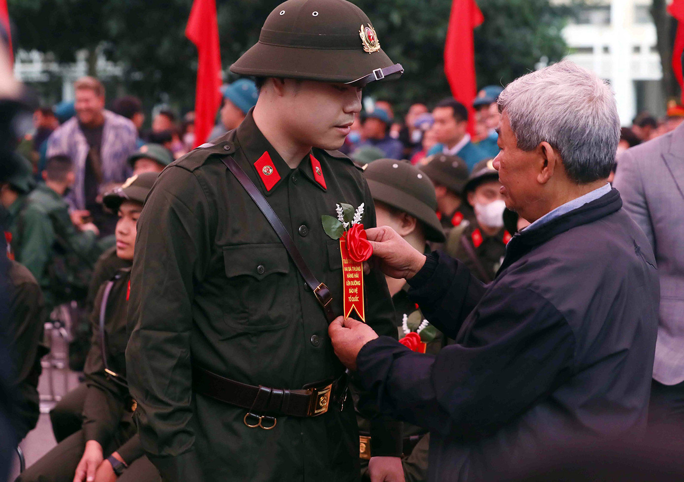 Thanh niên lên đường tham gia nghĩa vụ trong quân đội và công an nhân dân.