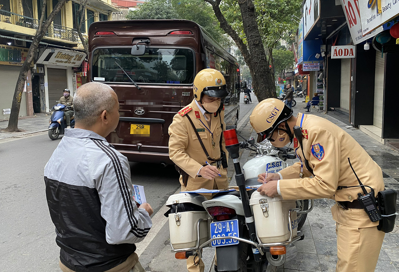 Tổ công tác lập biên bản vi phạm.