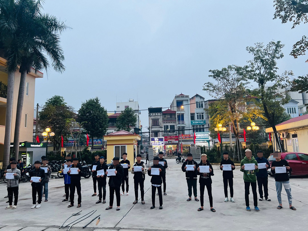 Nhóm thanh niên cùng hung khí. Nhóm thanh niên cùng hung khí.