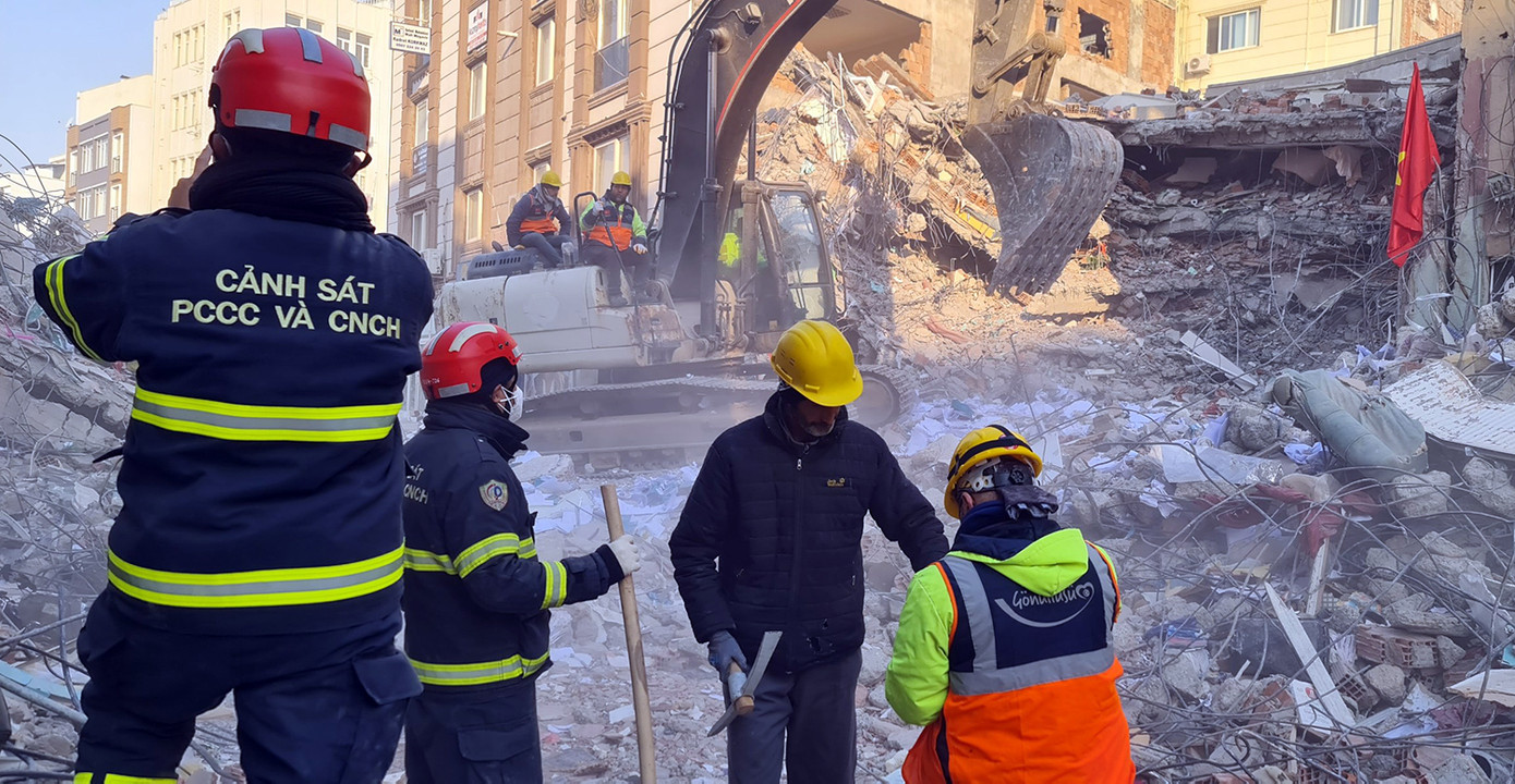 Lực lượng cứu hộ Việt Nam cùng các nước tại hiện trường tìm kiếm. Lực lượng cứu hộ Việt Nam cùng các nước tại hiện trường tìm kiếm.