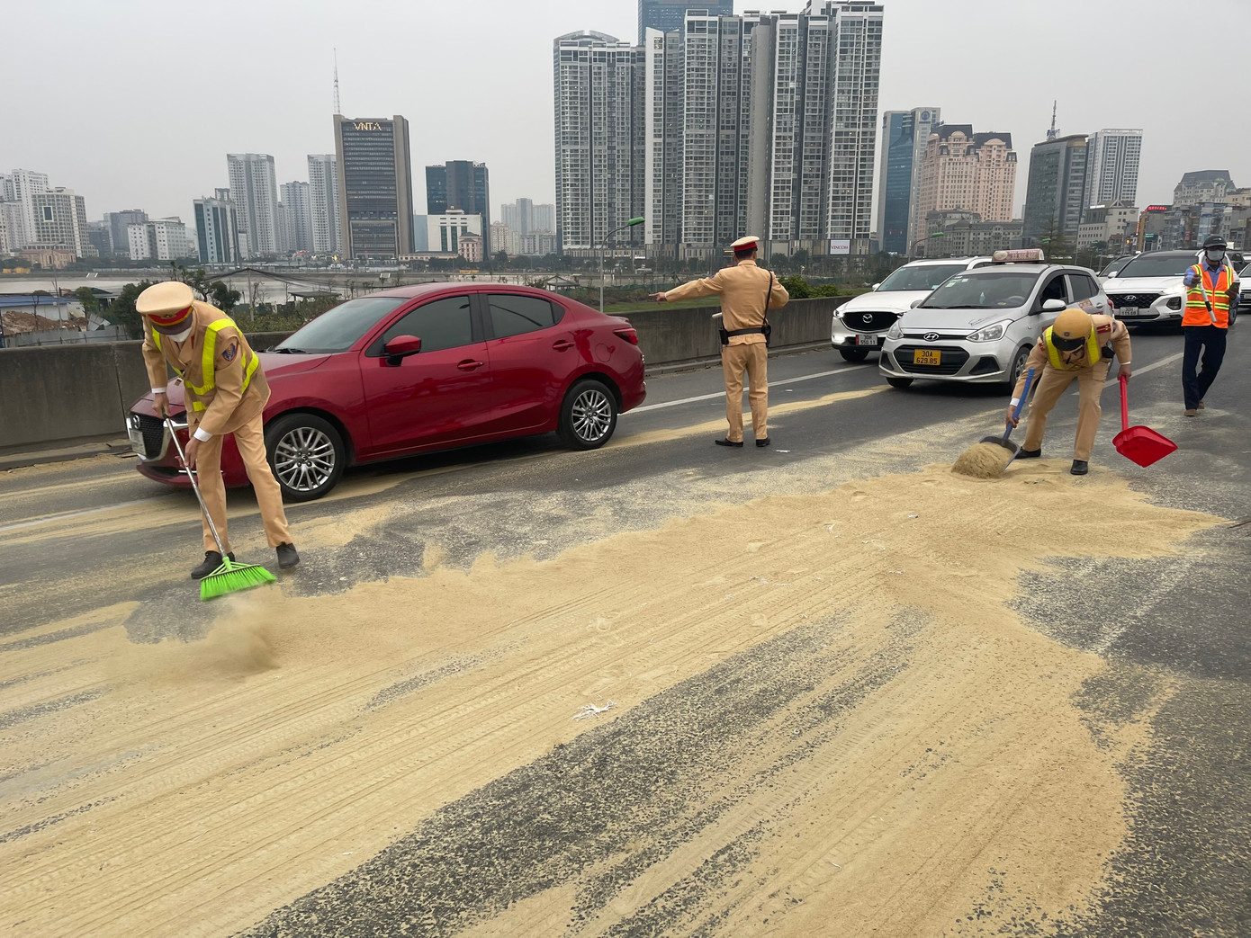 Lực lượng CSGT phân luồng và dọn dẹp hiện trường.