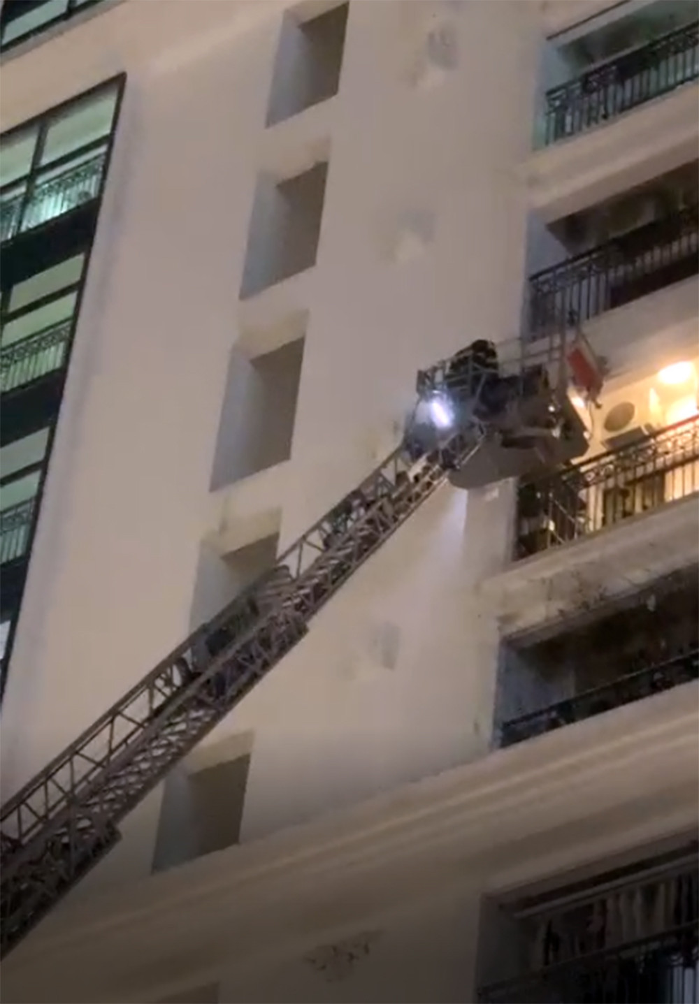 Xe thang ở độ cao khoảng 30m. Xe thang ở độ cao khoảng 30m.