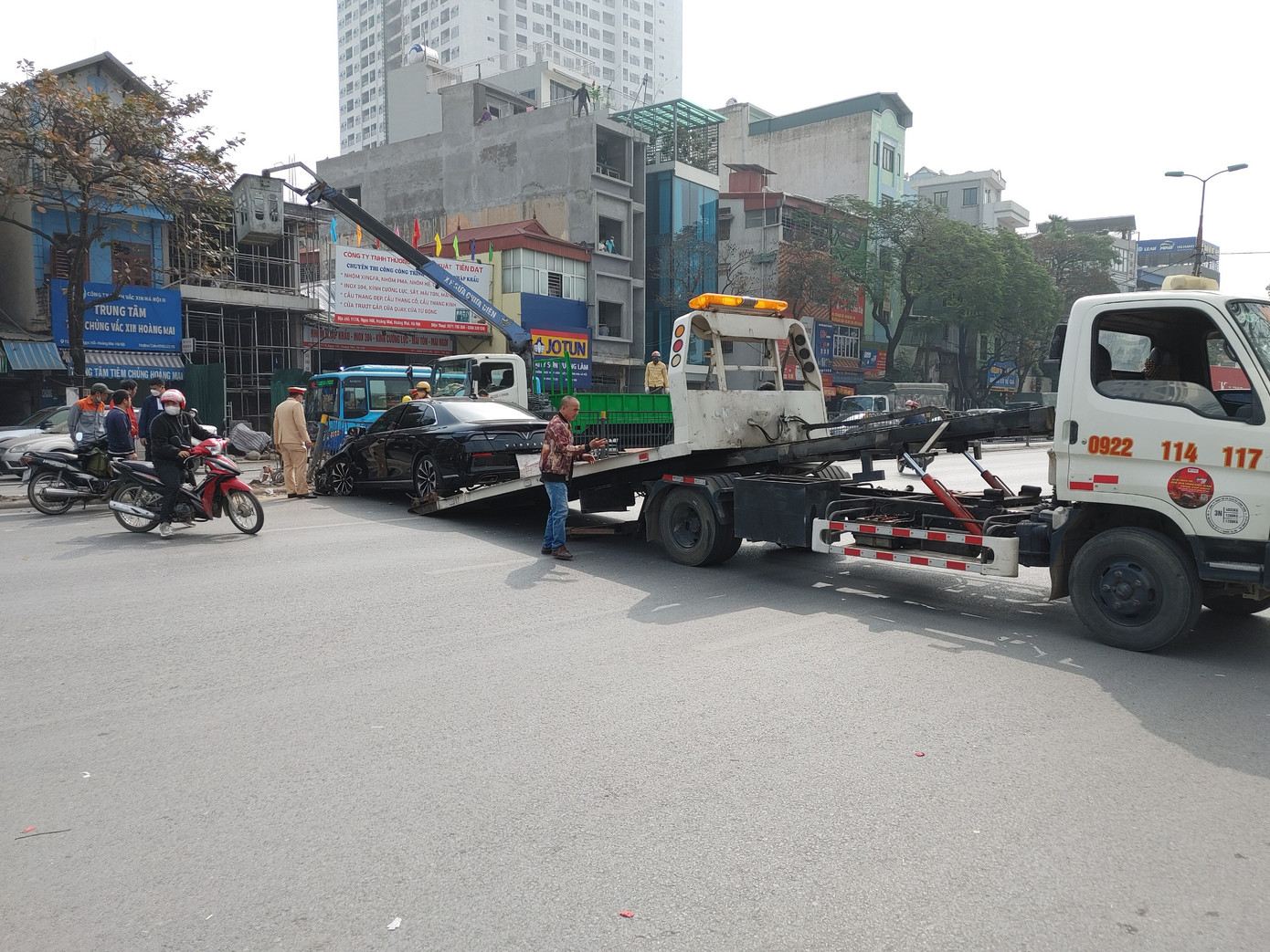 Xe ô tô được cẩu đi khỏi hiện trường. Hiện chưa có thông tin về người điều khiển; nguyên nhân vụ việc đang được làm rõ.