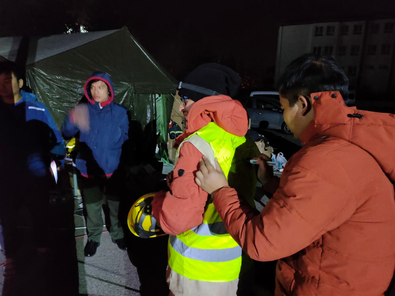 Anh Aesir xin chữ ký của các thành viên trong đoàn làm kỷ niệm.