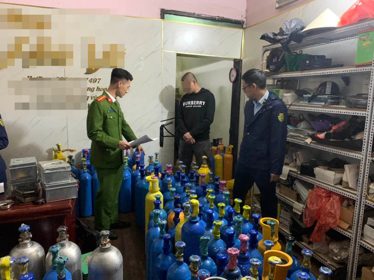 Lực lượng chức năng phát hiện số lượng lớn bình "khí cười". Lực lượng chức năng phát hiện số lượng lớn bình "khí cười".