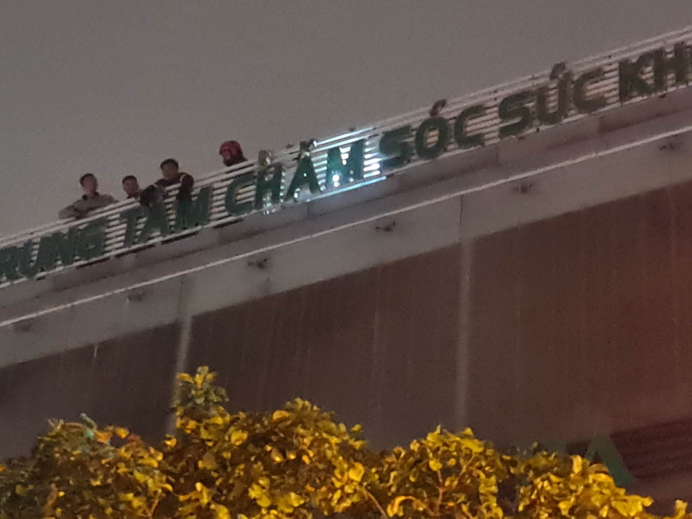 Lực lượng chức năng có mặt trên mái ngôi nhà. Lực lượng chức năng có mặt trên mái ngôi nhà.