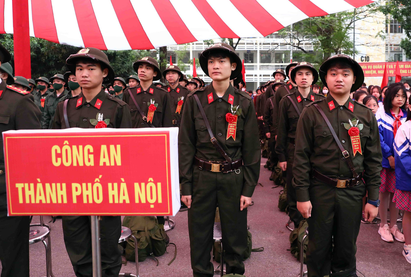 Các thanh niên tham gia nghĩa vụ trong Công an TP Hà Nội tại lễ giao nhận quân quận Hai Bà Trưng.