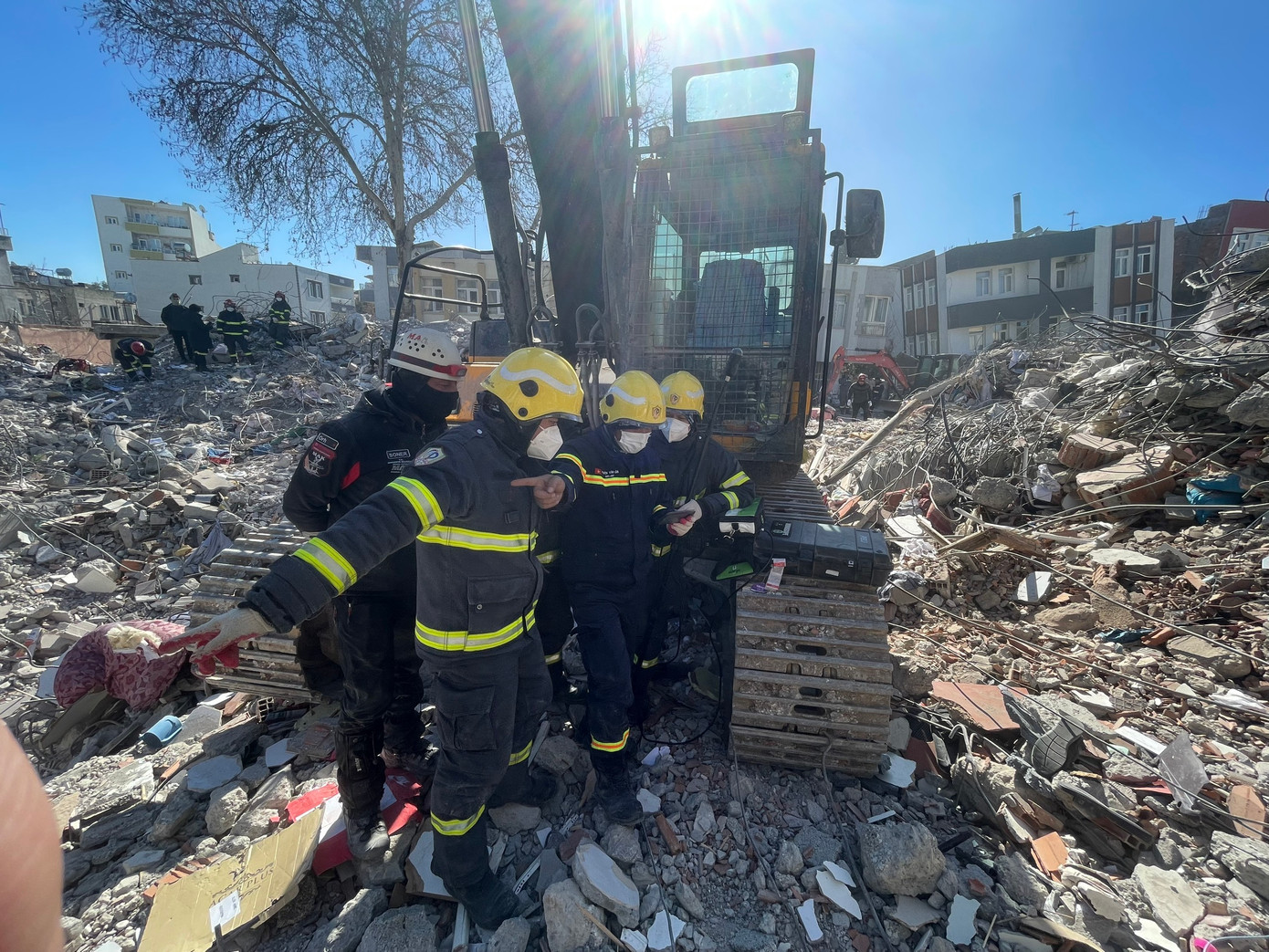 Đoàn cứu hộ tìm kiếm nạn nhân. Đoàn cứu hộ tìm kiếm nạn nhân.