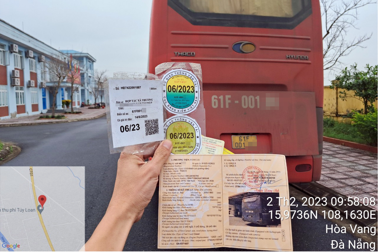 Tổ công tác dừng kiểm tra xe khách.