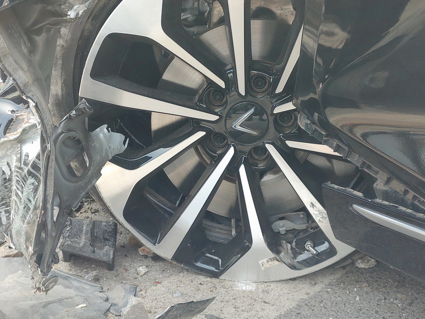 Vụ tai nạn khiến xe ô tô hỏng phần đầu.