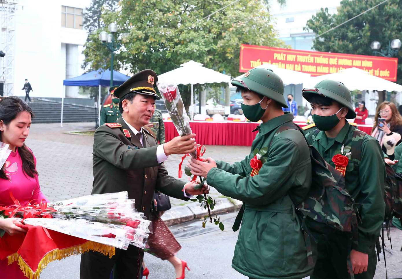 Thượng tướng Trần Quốc Tỏ - Thứ trưởng Bộ Công an tặng hoa cho các thanh niên tham gia nghĩa vụ.