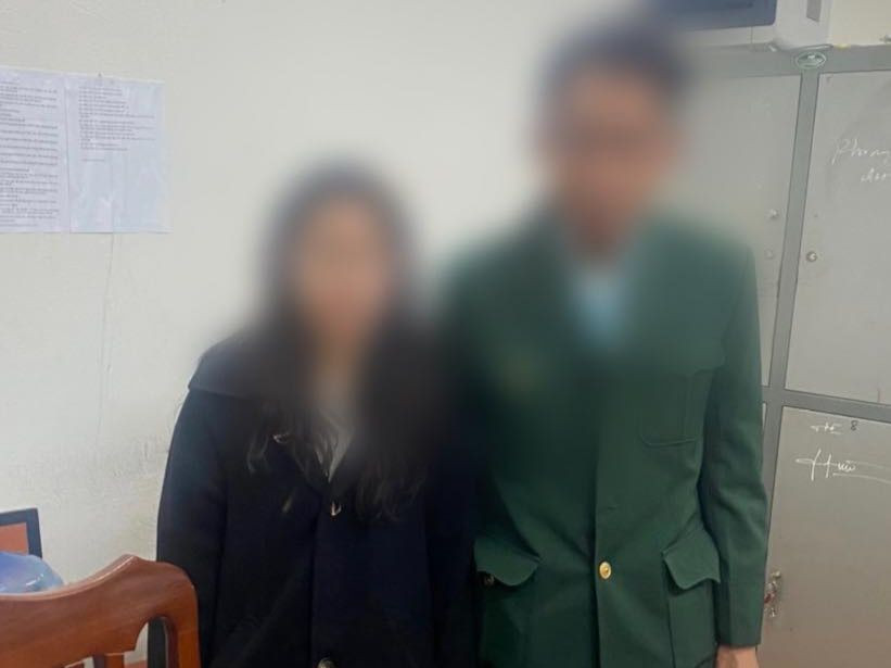 Lực lượng chức năng bàn giao cô gái cho gia đình. Lực lượng chức năng bàn giao cô gái cho gia đình.