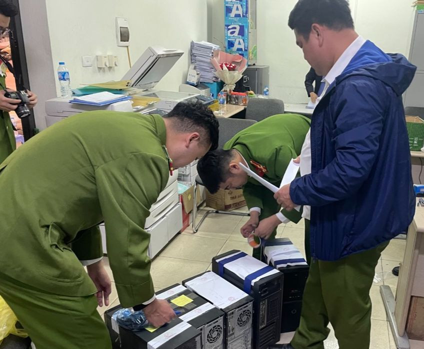 Niêm phong thu giữ nhiều cây máy tính. Niêm phong thu giữ nhiều cây máy tính.