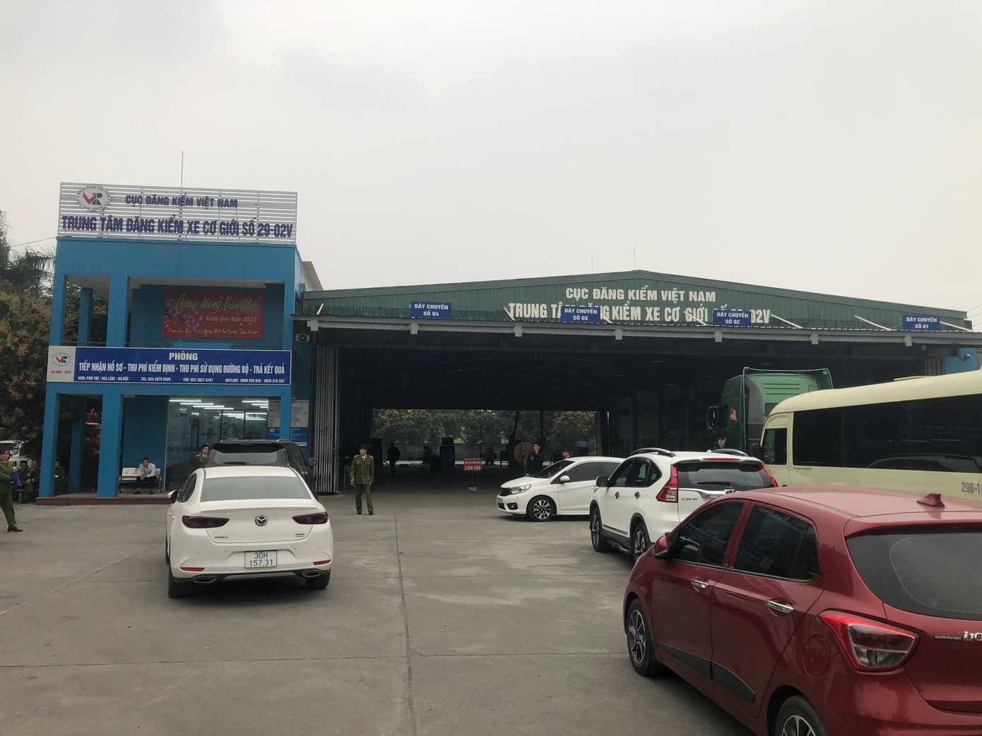 Cảnh sát khám xét trung tâm đăng kiểm ở Gia Lâm. Cảnh sát khám xét trung tâm đăng kiểm ở Gia Lâm.