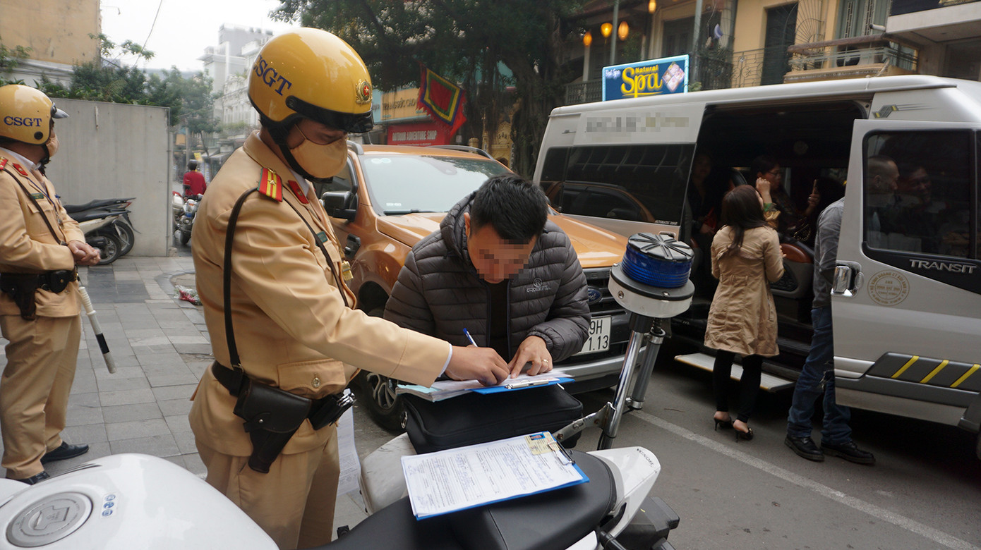 Xe hợp đồng, xe khách dừng đỗ dưới lòng đường đón trả khách.