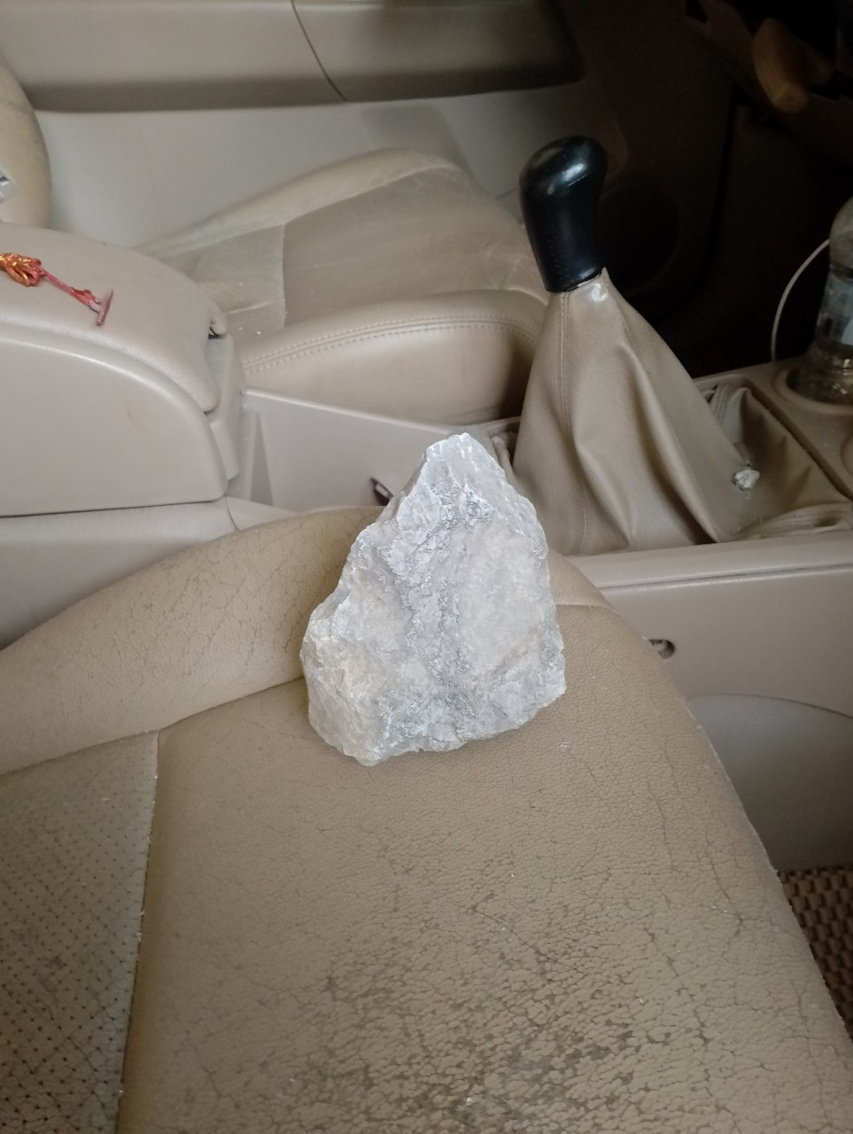 Viên đá nặng khoảng 1kg.