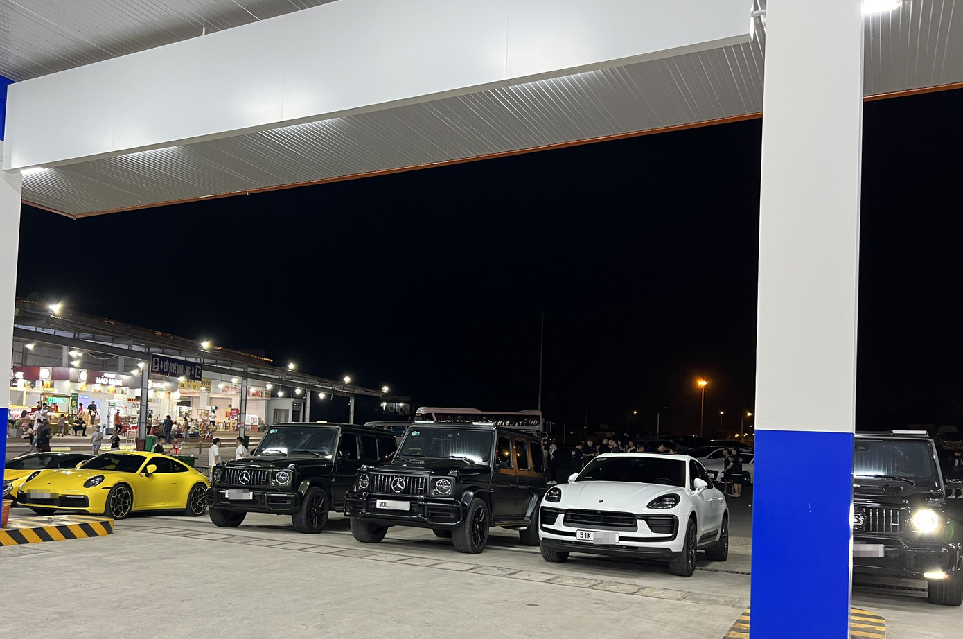 Các xe ô tô đều rất đắt tiền.