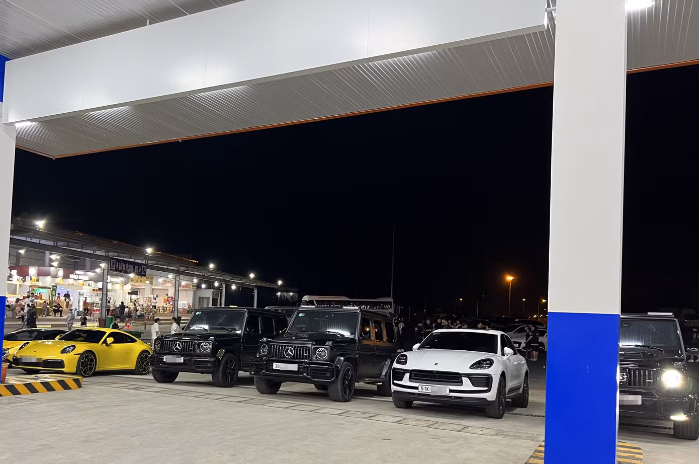Các xe ô tô đều rất đắt tiền. Các xe ô tô đều rất đắt tiền.