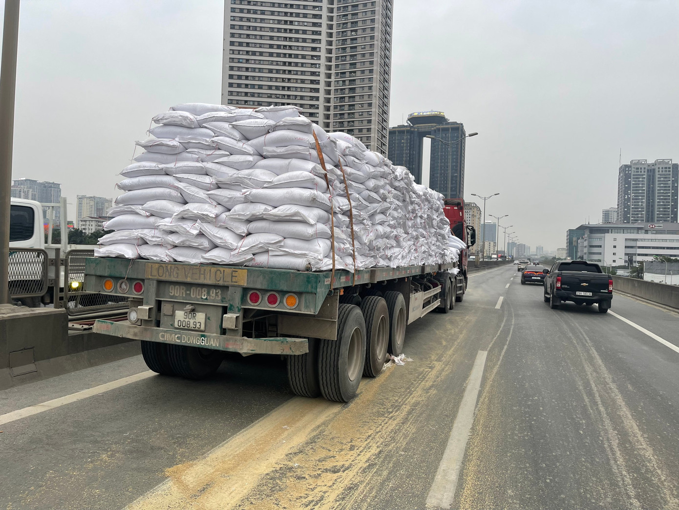 Xe tải chở số lượng lớn hàng hóa.