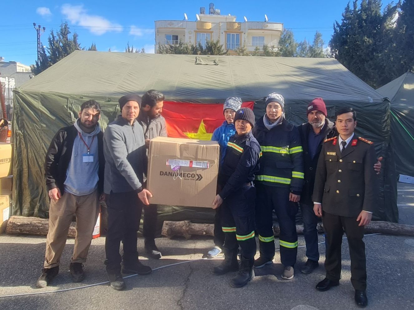 Đoàn cứu hộ trao viện trợ y tế cho phía TP Adiyaman.