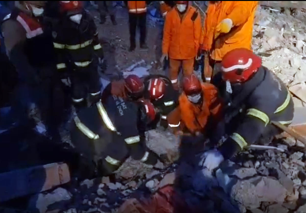 Lực lượng cứu hộ tại hiện trường.